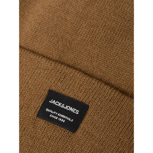 Close-up of brown Jack & Jones Jacdna Beanie showcasing brand label, perfect for outdoor adventures and winter sports.