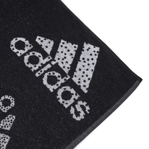 Adidas HS2056 sports towel featuring a stylish black and white logo design, perfect for beach, pool, and sports activities.