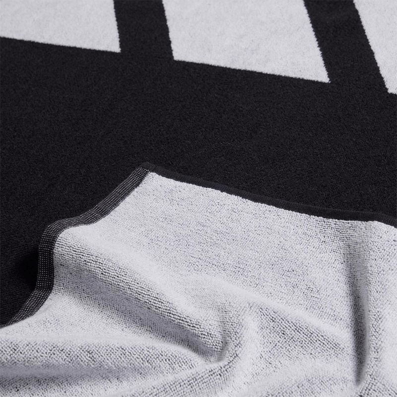 Close-up of the Adidas 3BAR L Towel, featuring soft terry cotton in black and white, ideal for sports and outdoor activities.