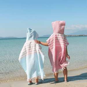 Toalla poncho Playa Kids con caja de regalo reciclada, azul: suave, absorbente y ecológica