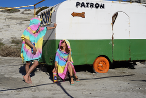 Poncho de playa con capucha y teñido anudado vibrante con caja de regalo reciclada - Púrpura y naranja