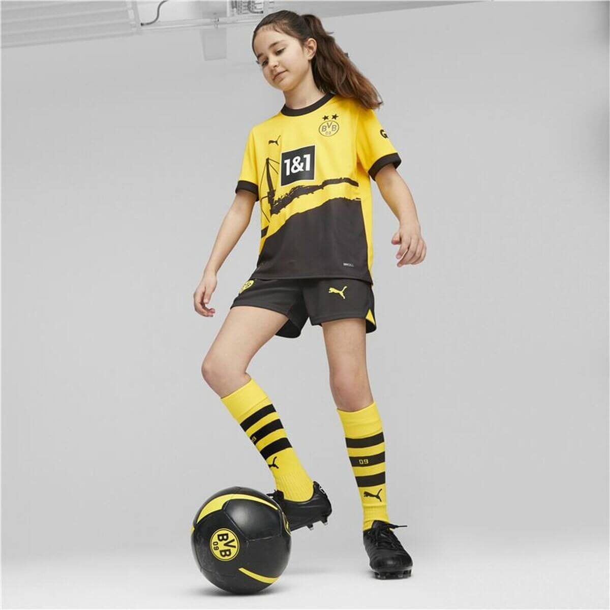 Children's short-sleeved Puma BVB home jersey replica in yellow and black, perfect for outdoor adventures and sports.