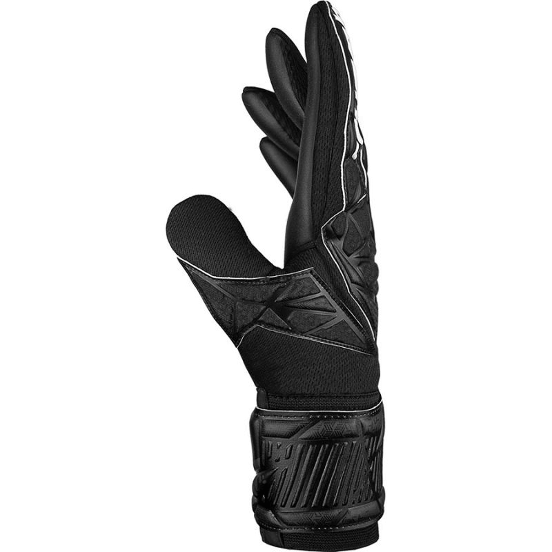 Reusch Attrakt Infinity NC Jr goalkeeper gloves for juniors, designed for outdoor sports and adventures, featuring a flexible fit.