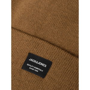 close-up of Jack & Jones Jacdna Beanie Noos M showcasing the quality label on a brown textured fabric.