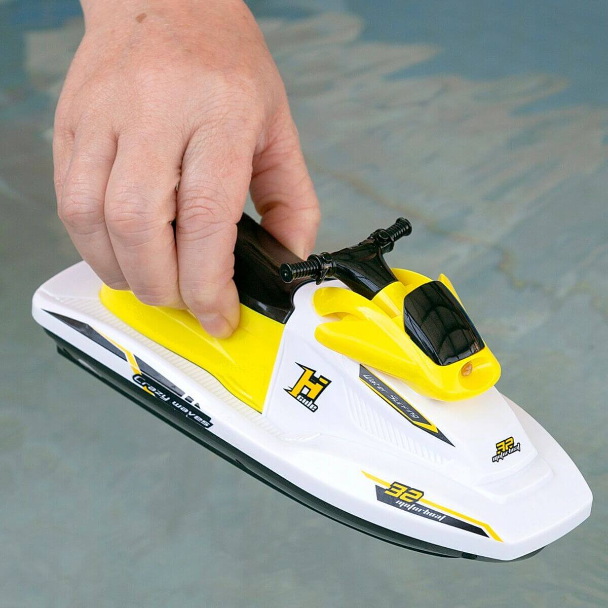Toy jet ski Colorbaby with remote control, ideal for outdoor adventure and camping, perfect for kids aged 4 and up.
